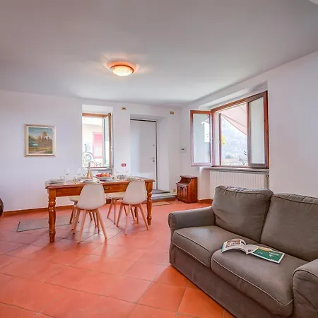 بيت للعطل Casa Al Castello In Leggiuno With Garden - Happy Rentals