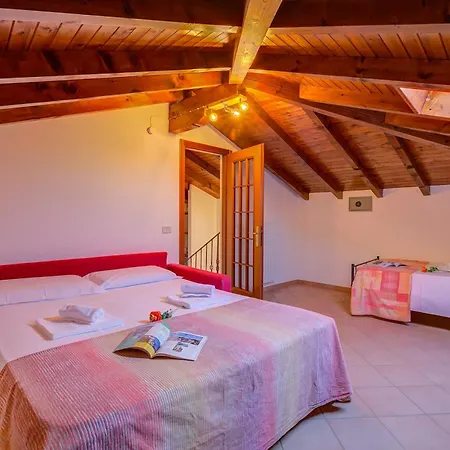 Casa Al Castello In Leggiuno With Garden - Happy Rentals *