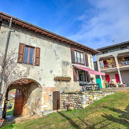 بيت للعطل Casa Al Castello In Leggiuno With Garden - Happy Rentals