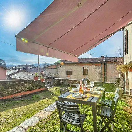 Casa Al Castello In Leggiuno With Garden - Happy Rentals