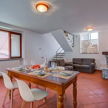 Casa Al Castello In Leggiuno With Garden - Happy Rentals Leggiuno