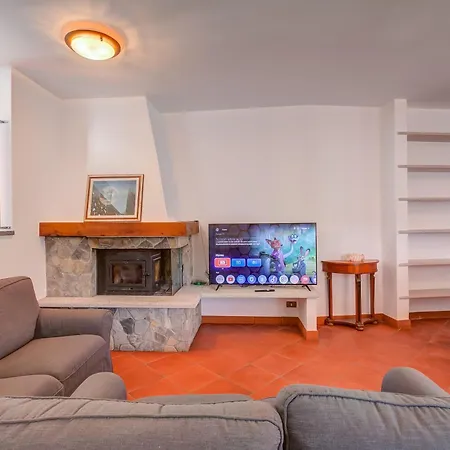 Casa Al Castello In Leggiuno With Garden - Happy Rentals