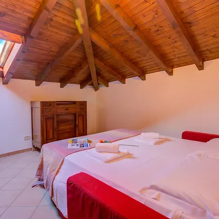 Casa Al Castello In Leggiuno With Garden - Happy Rentals Leggiuno